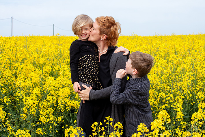 Familienfotos im Rapsfeld